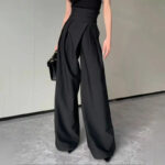 Jupe Culotte Taille Haute et Design portée par une femme avec un sac noir dans la main