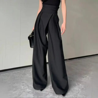 Jupe Culotte Taille Haute et Design portée par une femme avec un sac noir dans la main