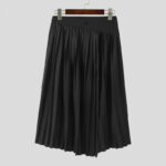 Jupe Homme Plissée avec Fermeture Éclair tenue par un cintre sur fond gris