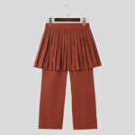Jupe Homme Plissée avec Pantalon Intégré tenue par un cintre sur fond gris