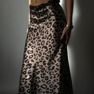 Jupe Léopard Satinée et Sexy portée par une femme sur fond gris