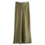 Jupe Satinée Taille Haute Style Vintage sur fond blanc
