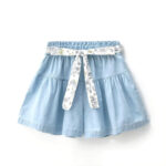 Jupe Fille Décontractée Style Moderne sur fond blanc
