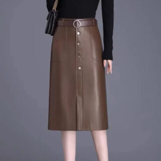 Jupe Simili Cuir à Boutons Style Vintage portée par une femme avec un sac et un haut noir sur fond gris