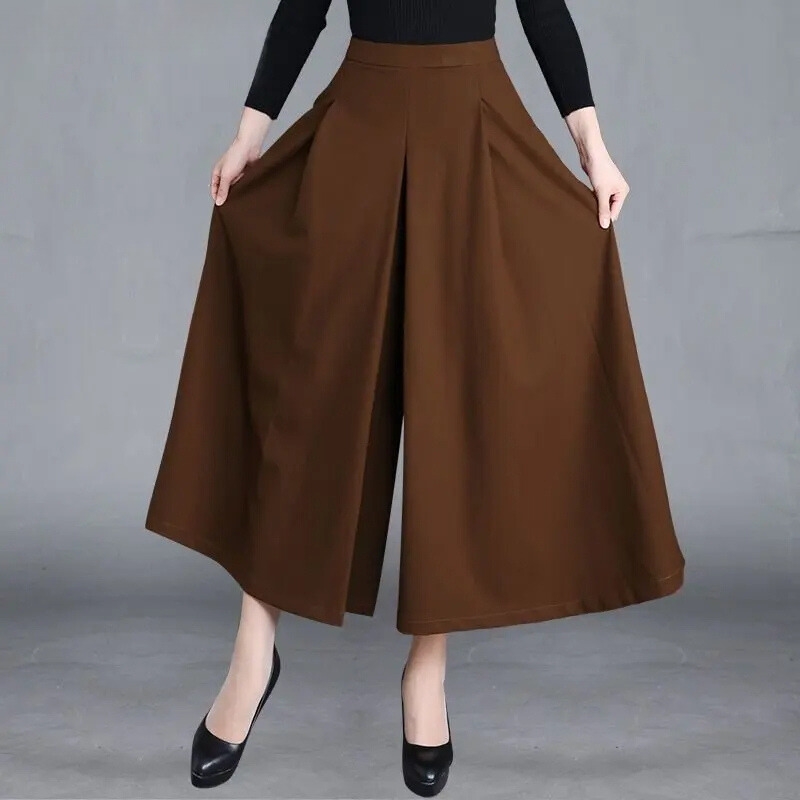 Pantalon Jupe Élégant et Discret porté par une femme avec un haut noir sur fond gris
