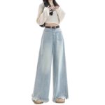 Pantalon Jupe Jean Design à Franges porté par une femme avec un haut beige sur fond blanc