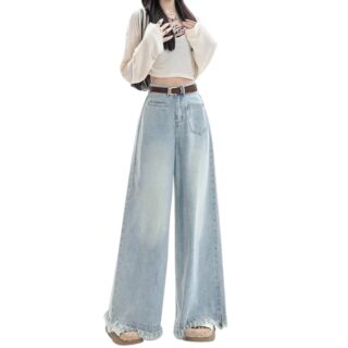 Pantalon Jupe Jean Design à Franges porté par une femme avec un haut beige sur fond blanc