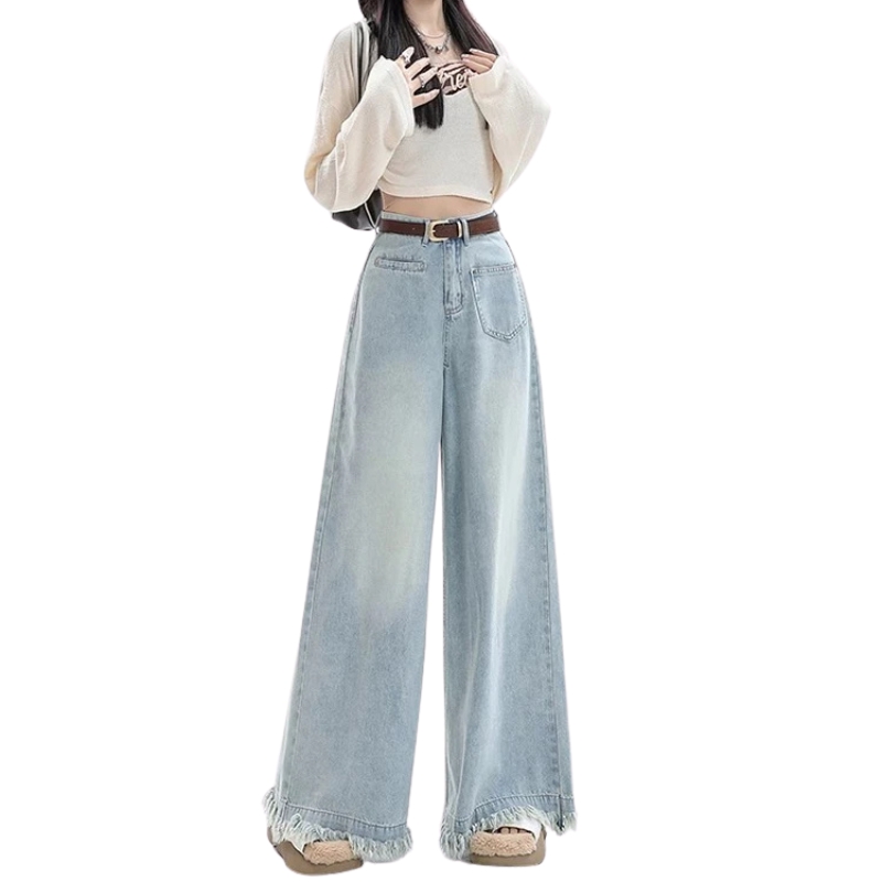 Pantalon Jupe Jean Design à Franges porté par une femme avec un haut beige sur fond blanc