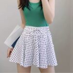 Jupe à Pois Blanche et Moderne sur une femme