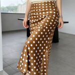 Jupe à Pois Longue et Fluide sur une femme