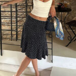 Jupe à Pois Noire et Vintage sur une femme