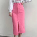 Jupe Rose Taille Haute en Denim sur une femme sur fond gris