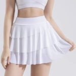 Jupe de Tennis Blanche à Effet Cascade sur une femme