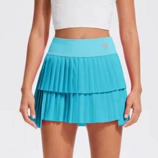 Jupe de Tennis Bleue et Plissée sur une femme sur fond gris