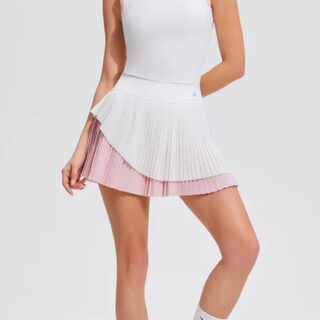 Jupe de Tennis Double et Plissée sur une femme