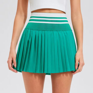 Jupe de Tennis Moderne et Rayée sur une femme