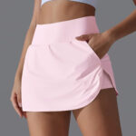 Jupe de Tennis Rose et Moderne sur une femme