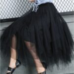 Jupe en Tulle Noire et Irrégulière sur une femme