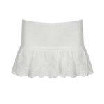 Jupe Blanche Brodée et Vintage sur fond blanc