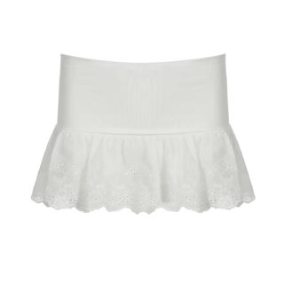 Jupe Blanche Brodée et Vintage sur fond blanc