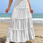 Jupe Blanche Estivale de Style Rétro sur une femme en bord de plage