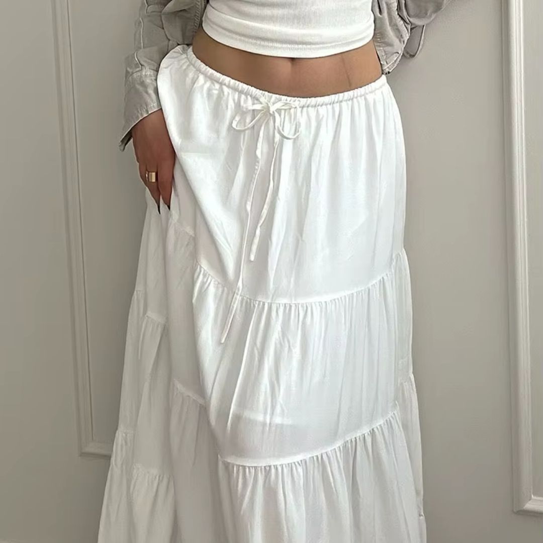 Jupe Blanche Longue et Vintage sur une femme