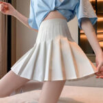 Jupe Blanche Plissée Style Asiatique sur une femme