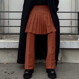 Jupe Homme Marron avec Pantalon sur fond gris