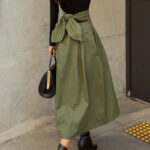 Jupe Midi Verte à Taille Haute sur une femme