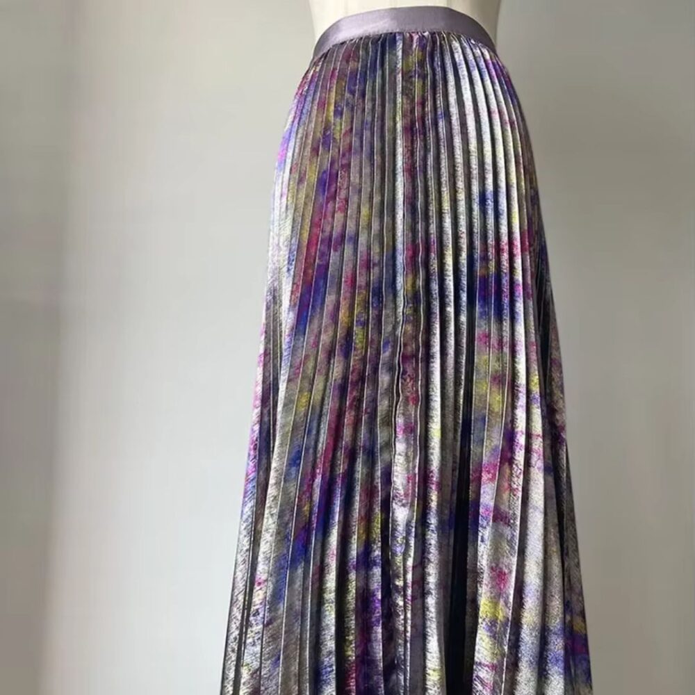Jupe Plissée Multicolore et Moderne sur fond gris
