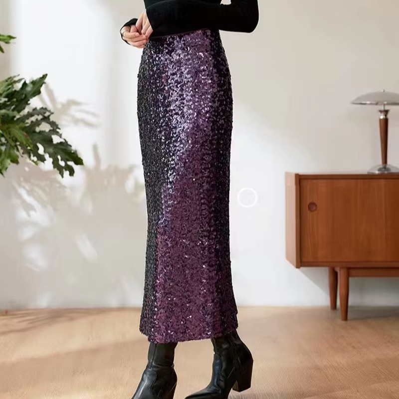Jupe à Sequins Fendue en Cuir sur une femme