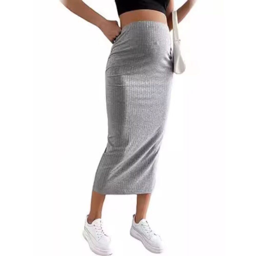 Jupe de Grossesse Grise et Fendue sur une femme sur fond blanc