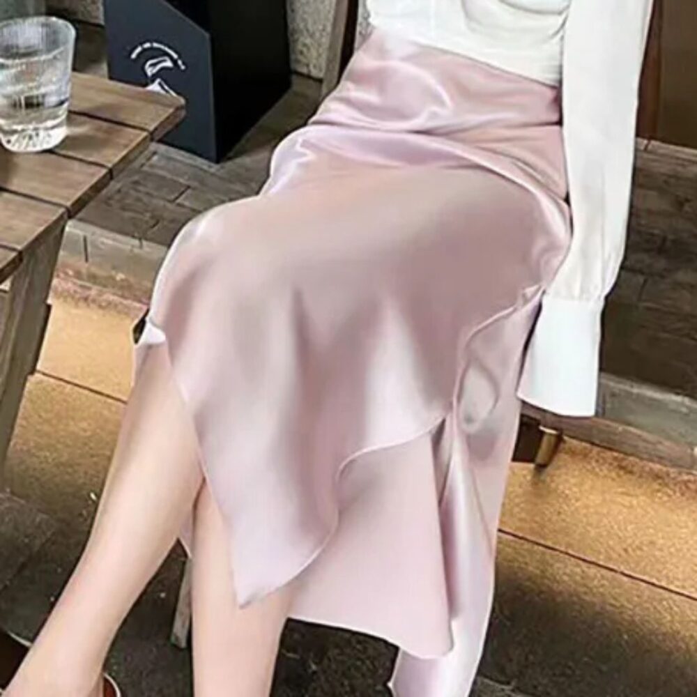 Jupe de Grossesse Satinée en Soie sur une femme assise