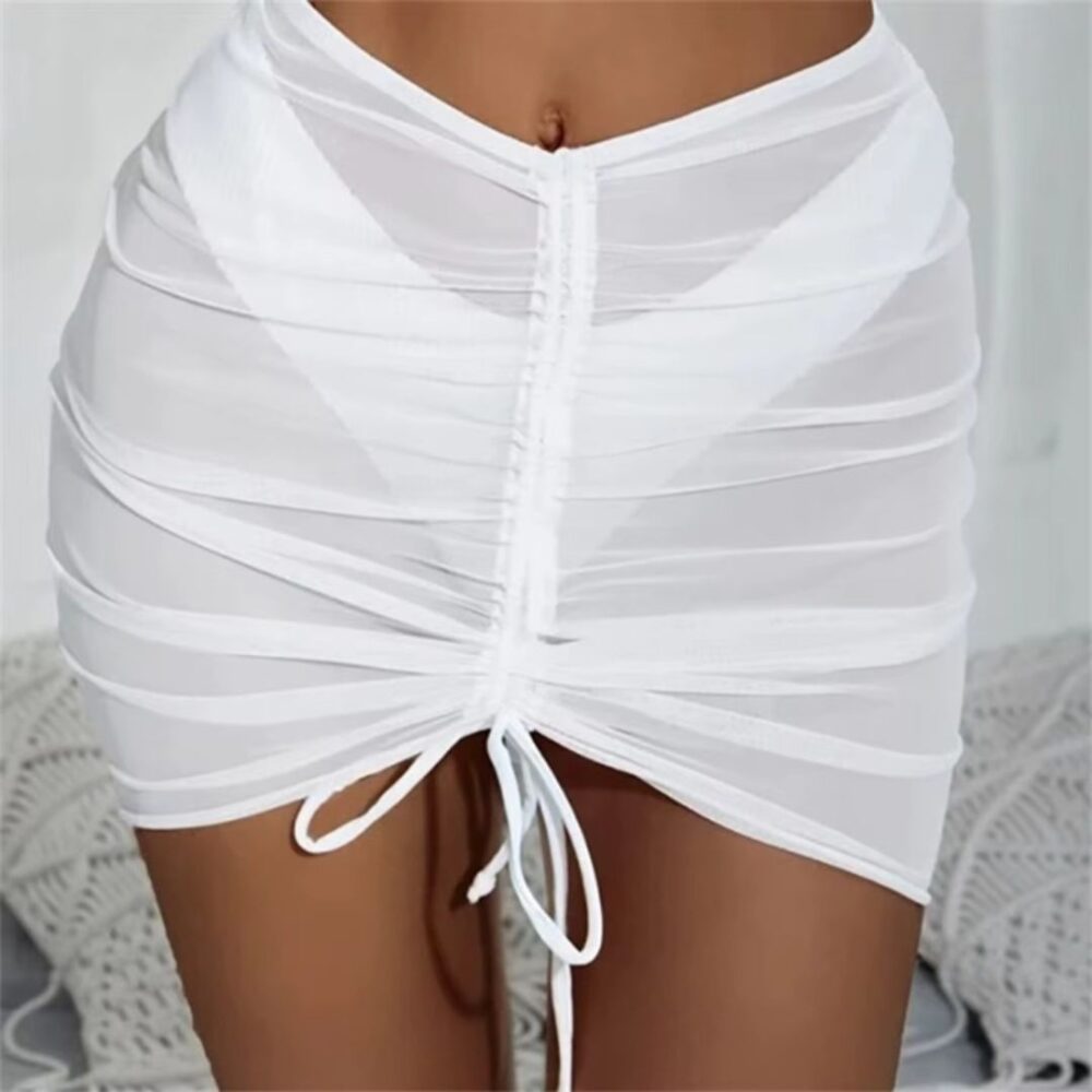 Jupe de Bain Blanche et Translucide sur une femme