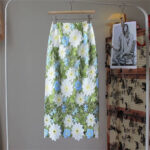 Jupe Fleurie et Brodée de Style Rétro sur un cintre