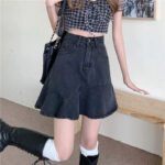 Jupe en Jean Noire et Vintage sur une femme