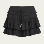 Jupe Noire et Courte à Volants sur fond beige