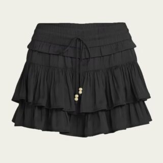 Jupe Noire et Courte à Volants sur fond beige