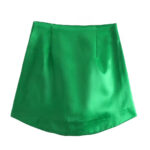 Jupe Courte et Chic en Satin sur fond blanc