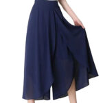 Jupe Culotte Bleue et Translucide sur une femme sur fond. blanc