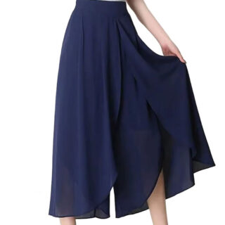 Jupe Culotte Bleue et Translucide sur une femme sur fond. blanc