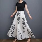 Jupe Culotte Fleurie et Décontractée sur une femme sur fond gris