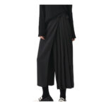 Jupe Culotte Grande Taille sur une femme sur fond blanc