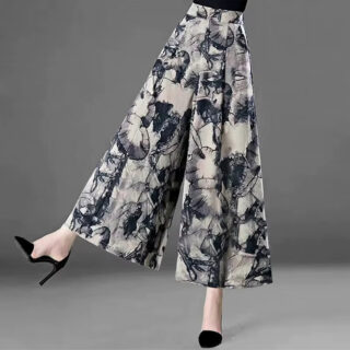 Jupe Culotte à Imprimé Moderne sur une femme sur fond gris