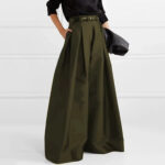 Jupe Culotte Longue et Plissée sur une femme