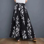 Jupe Culotte Noire à Motif Floral sur fond gris