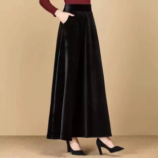 Jupe Grande Taille en Velours sur une femme en talons