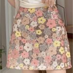 Jupe Sequin Brillante et Fleurie sur un mannequin