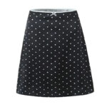 Jupe à Pois Vintage et Sexy sur fond blanc