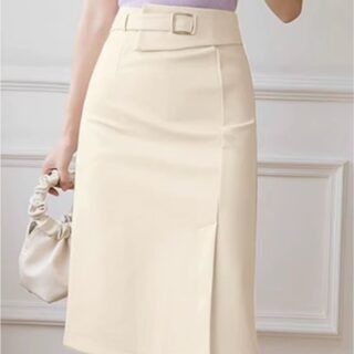 Jupe Tailleur Fendue et Vintage sur une femme